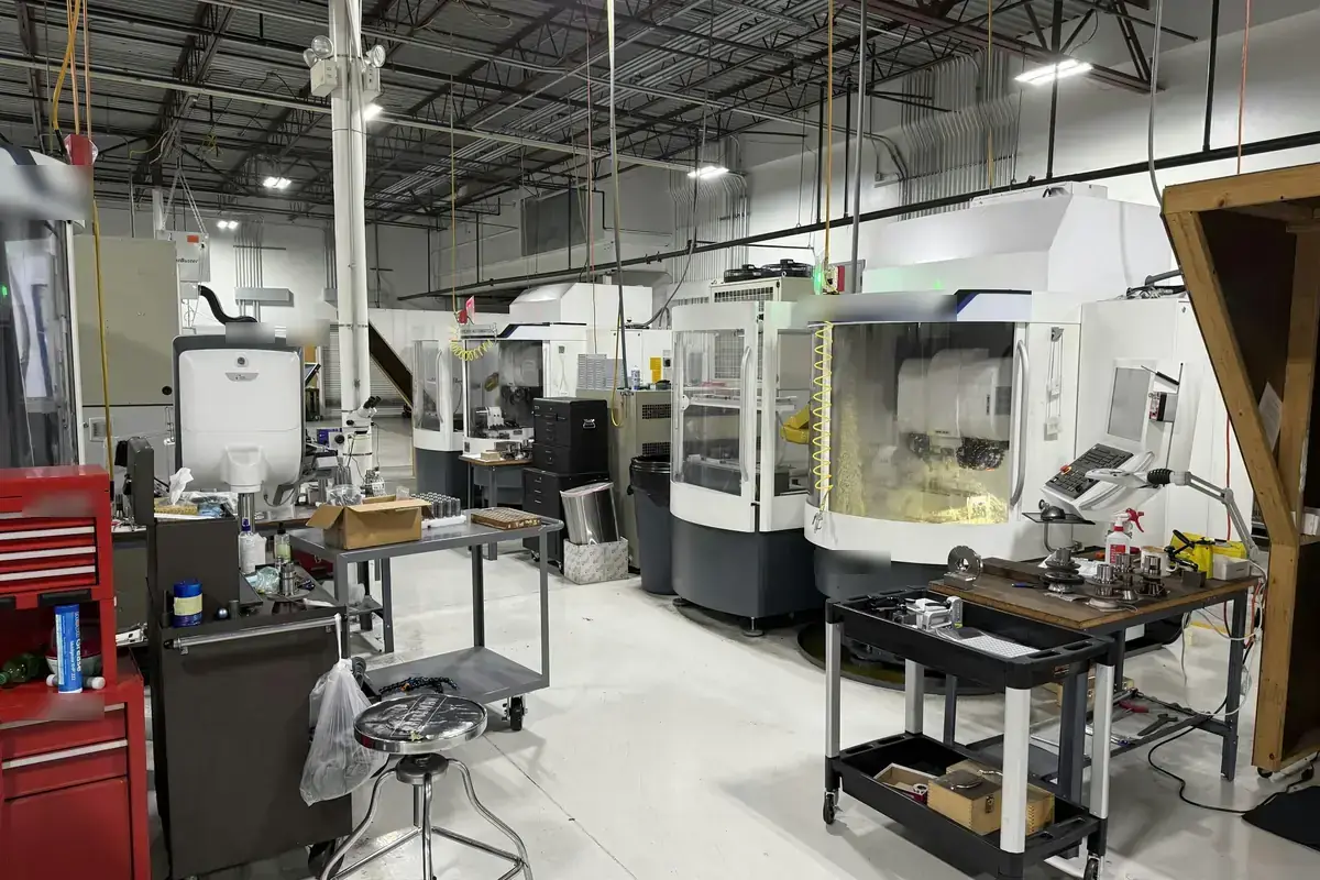 CNC の加工機が並ぶ工場の中