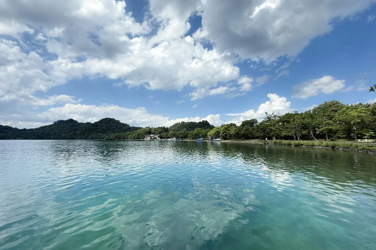 雲を映す十和田湖の澄んだ湖面