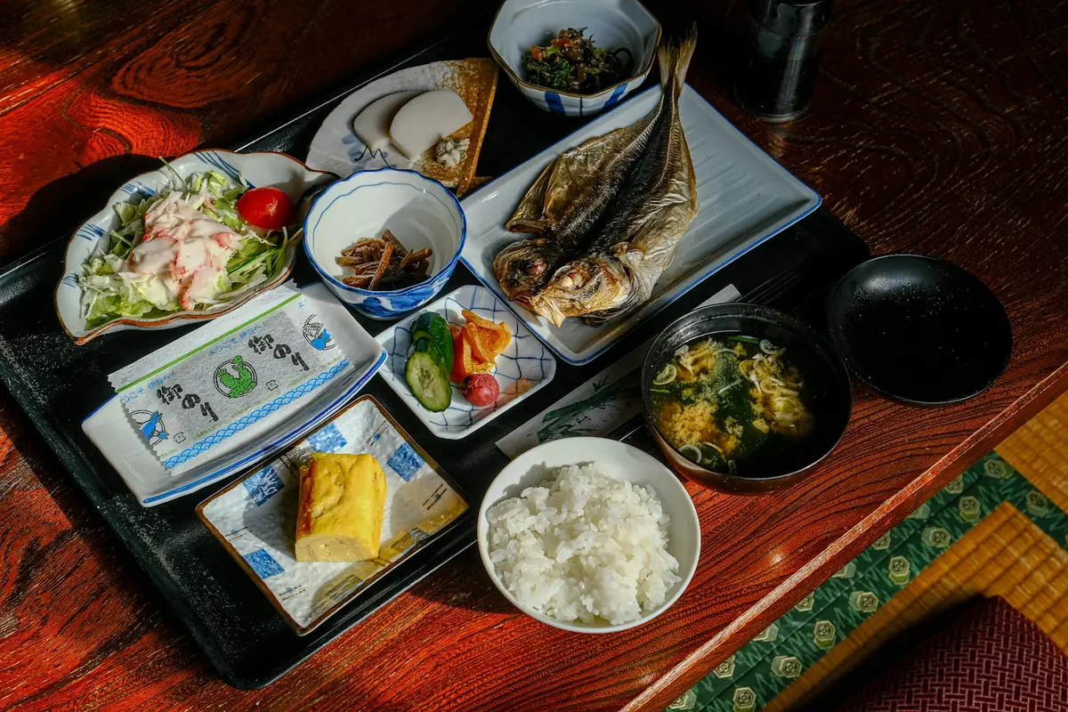 焼き魚とご飯の和朝食
