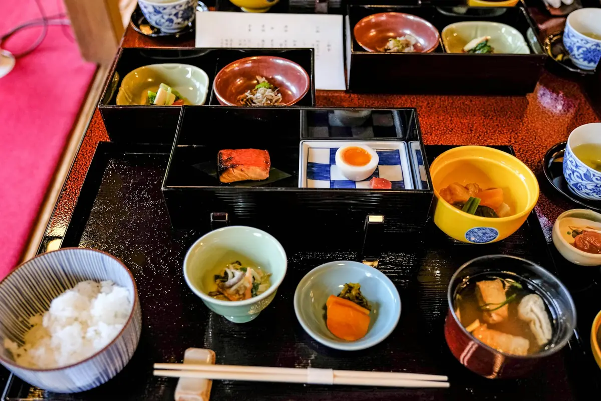 塗りの器に小鉢が並ぶ和食の夕食