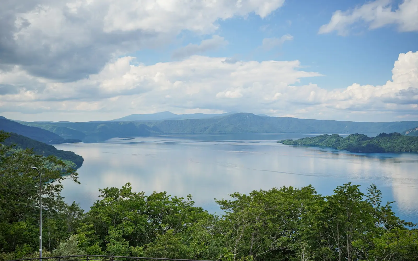 緑の森と山に囲まれた十和田湖