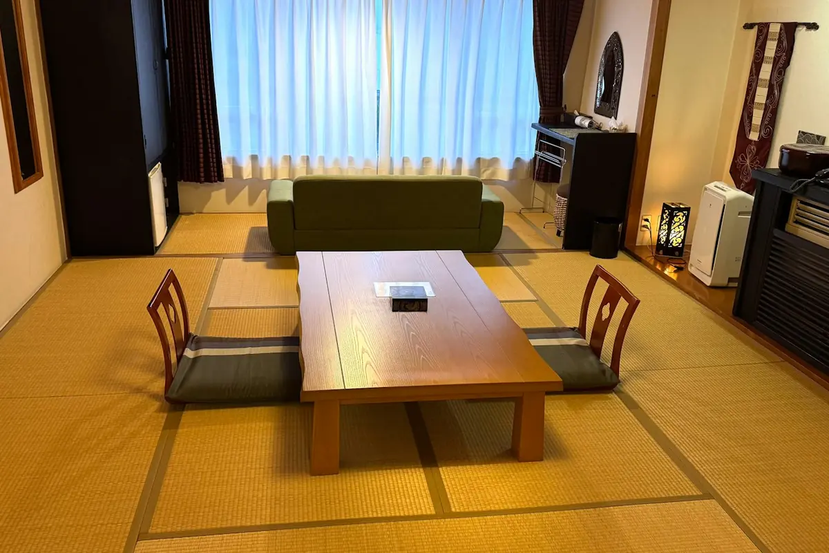 畳にソファと座卓を置いた和洋室の居間
